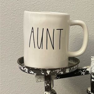 Rae Dunn mug ‘AUNT’